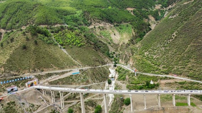 西藏最长单洞双向公路隧道通车