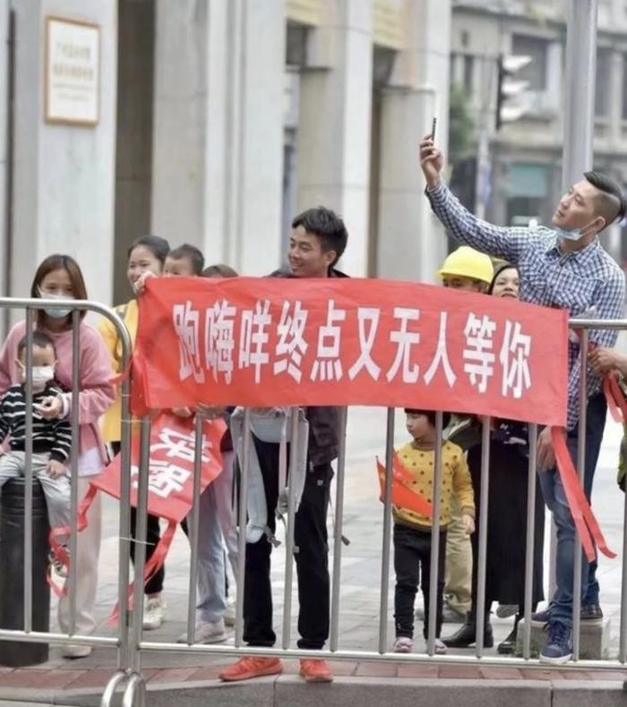 广东地铁，一天捧红三位顶流