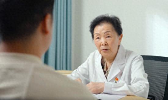 “医生婆婆”尹承德：从医60余载 守护患者健康