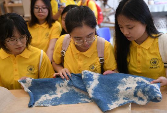 重庆：非遗夏布的千年织造技艺 吸引大学生参观体验