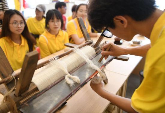 重庆：非遗夏布的千年织造技艺 吸引大学生参观体验