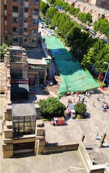 武汉一小区安全通道倒塌，有行人和车辆被压多人受伤