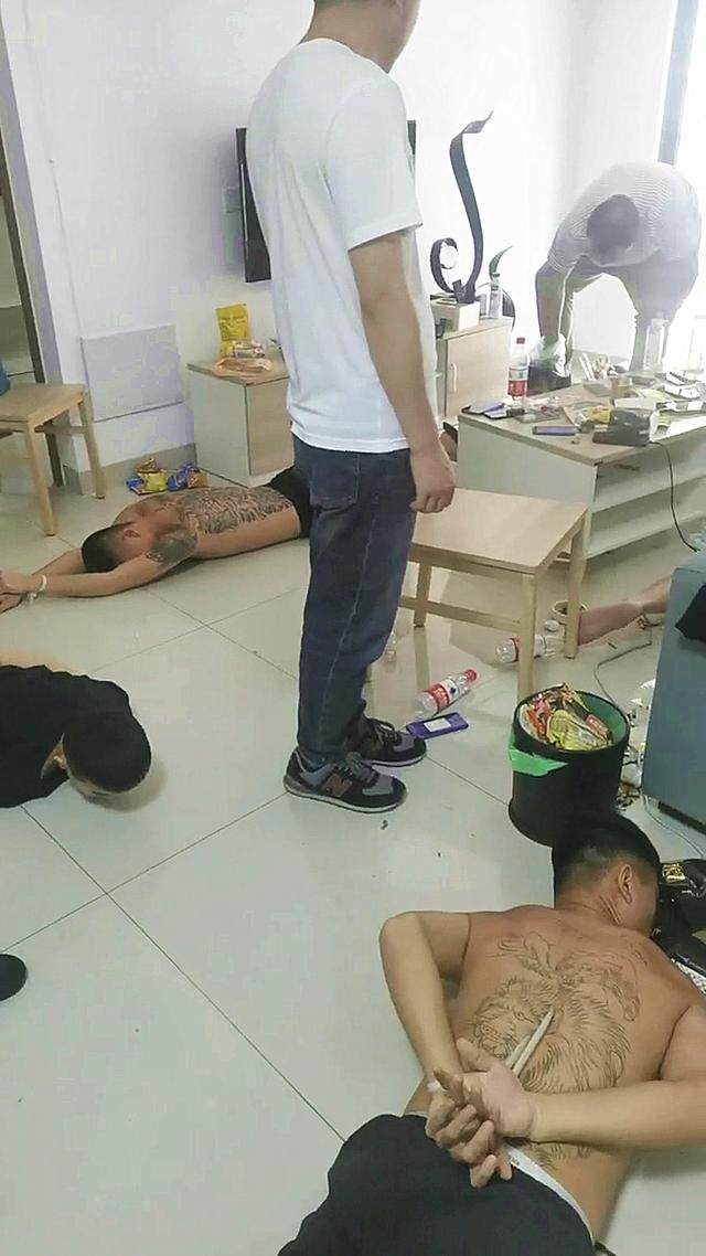泸州警方抓捕现场！“龙虎纹身”老实地趴在地上……