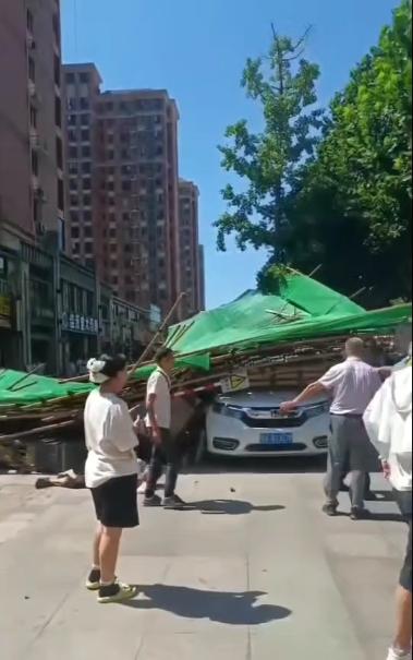 武汉一小区安全通道倒塌，有行人和车辆被压多人受伤