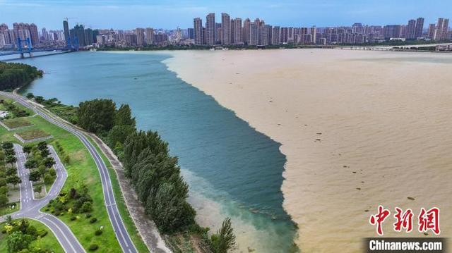 湖北襄阳：汉江现“泾渭分明”景观