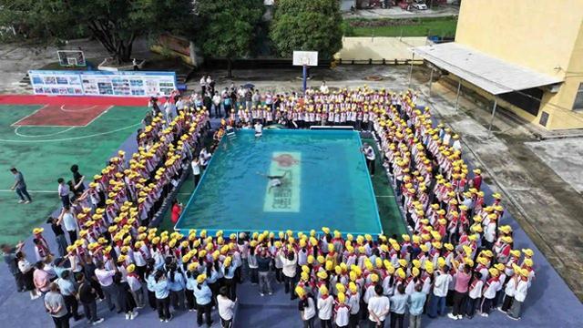 这场公益活动来上林了，世界游泳冠军杨丽娜“讲课”