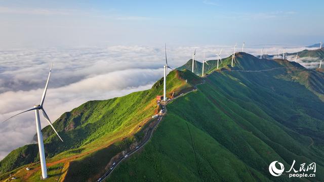 江西遂川：高山风电风景美