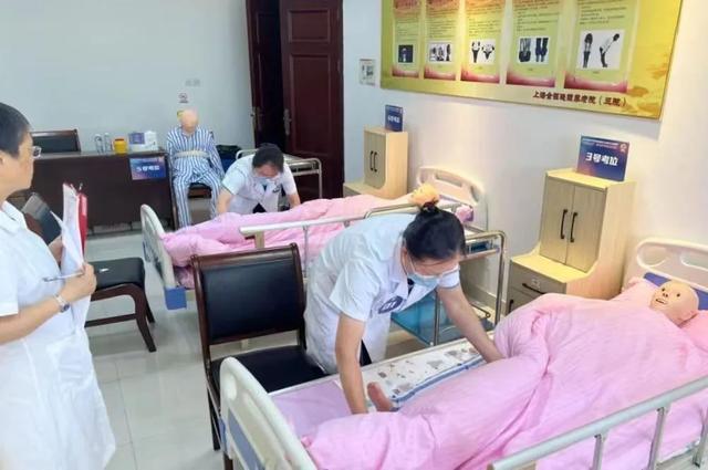 为提升养老服务人才的技能水平，上海长宁学养老护理技能免费