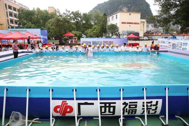 这场公益活动来上林了，世界游泳冠军杨丽娜“讲课”
