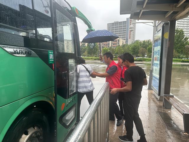 郑州：雨中“志愿红” 温暖回家路
