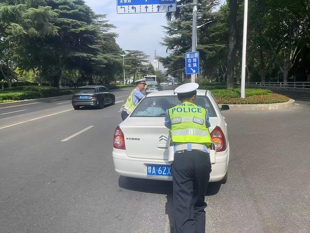 汽车抛锚被困路中，郑州交警出手了