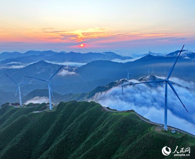 江西遂川：高山风电风景美