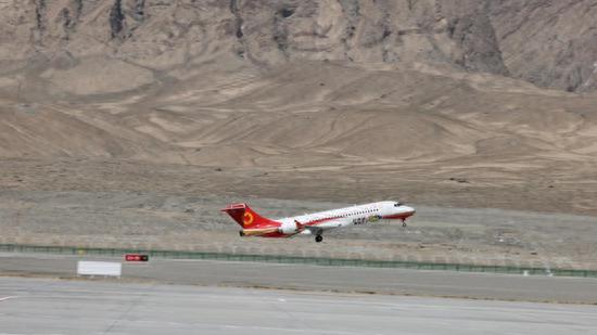 成都航空ARJ21飞机：喀什与塔什库尔干航线的新突破