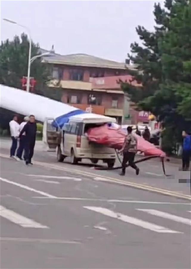 媒体：黑龙江铁力市一面包车被风电机叶片刺穿，车上载有7人
