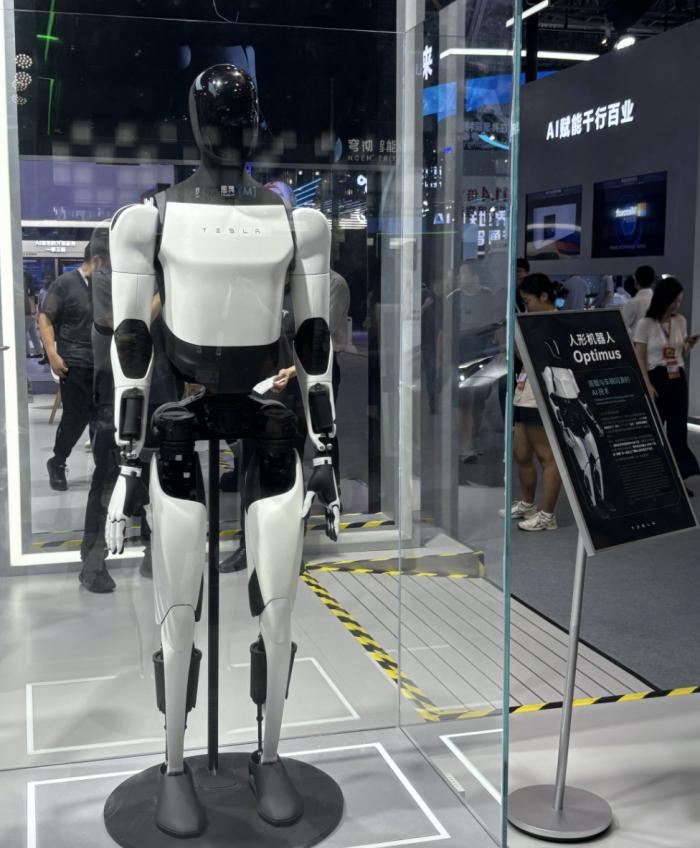 实探人工智能大会：人形机器人走进现实，大模型公司也要开始卷应用了 | WAIC2024