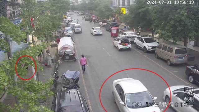 4岁小孩哥街头直呼“很想报警”：诶，我还没上车啊！