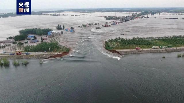 洞庭湖大堤发生溃口，大水上涨到屋顶，紧急救援！