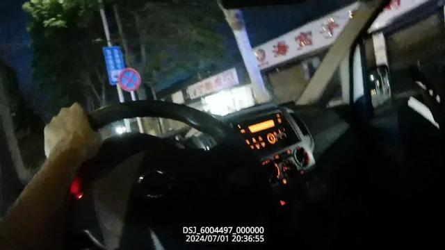 4岁小孩哥街头直呼“很想报警”：诶，我还没上车啊！