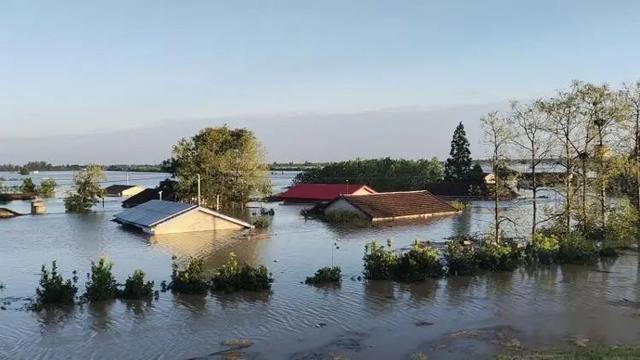 洞庭湖大堤发生溃口，大水上涨到屋顶，紧急救援！