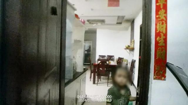 4岁小孩哥街头直呼“很想报警”：诶，我还没上车啊！