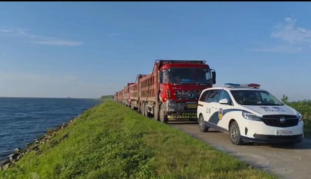 华容洞庭湖大堤决口24小时：有抢险货船被洪水冲走受损，经施救后脱险