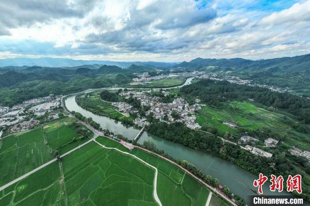 航拍贵州贵定夏日田园景美如画