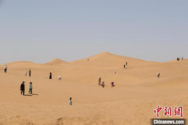 宁夏：腾格里沙漠迎来旅游旺季