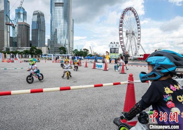 香港儿童参加平衡车嘉年华乐享夏日