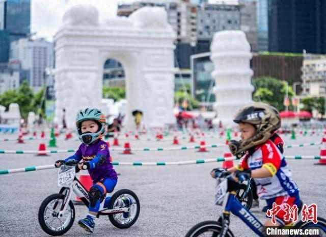 香港儿童参加平衡车嘉年华乐享夏日
