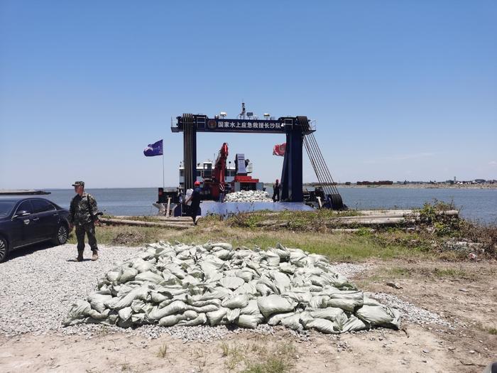 湃现场｜华容洞庭湖大堤决堤抢险：成队卡车载块石等待封堵溃口