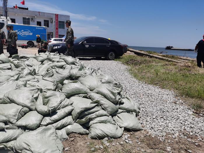 湃现场｜华容洞庭湖大堤决堤抢险：成队卡车载块石等待封堵溃口