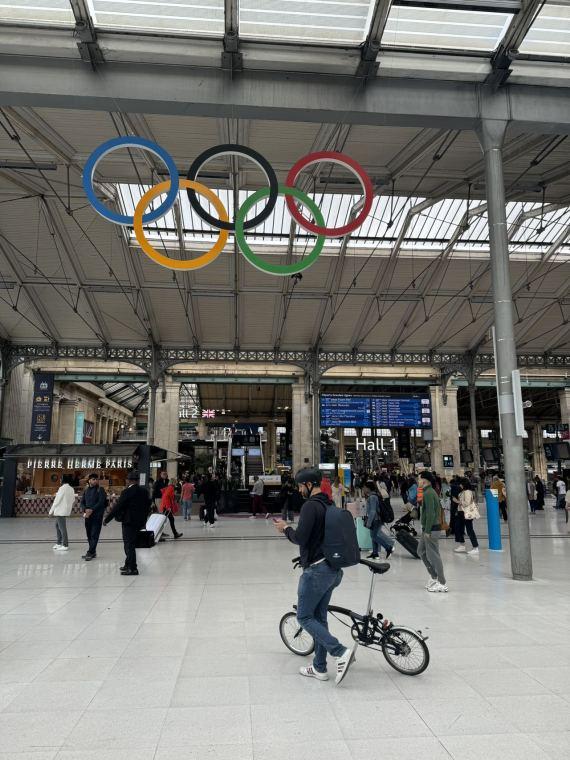 从巴黎火车站看奥运，艺术是巴黎奥运会的一部分