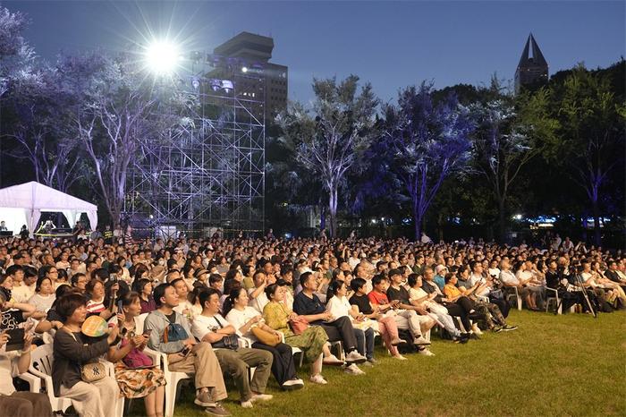 风从海上来，这片绿色草坪响起了口琴声