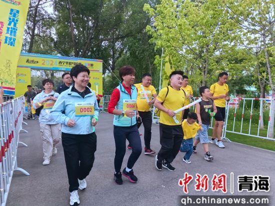 西宁城西区举办2024西宁半程马拉松荧光跑
