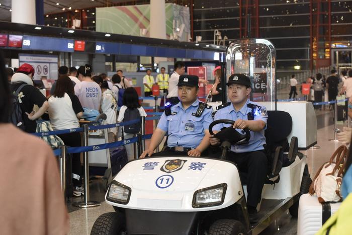 首都机场公安开展夏夜巡查宣防活动，保障暑运安全秩序