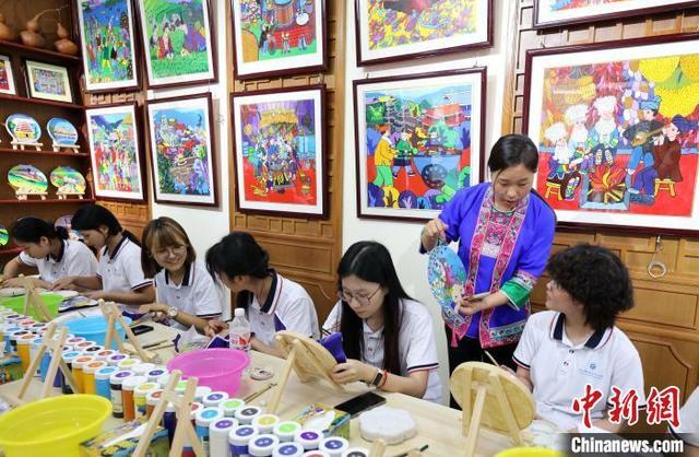 广西侗乡研学热 学子体验非遗之美