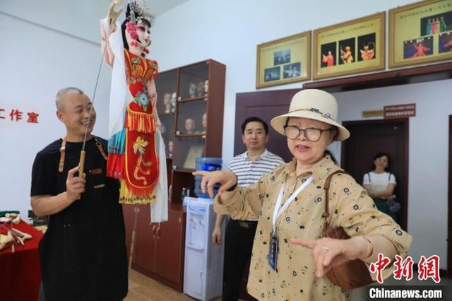 海外华媒走进四川内江：体验非遗项目资中木偶戏