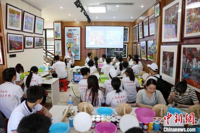 广西侗乡研学热 学子体验非遗之美