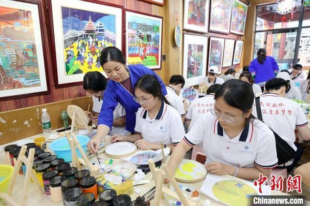 广西侗乡研学热 学子体验非遗之美