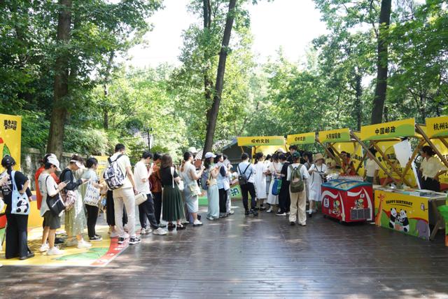 39℃高温下大排长队！杭州这地方人山人海，都冲着这位“女明星”去的