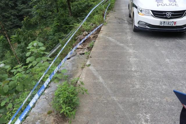 惊险！广西一小车撞断护栏，翻下21米深的山崖……