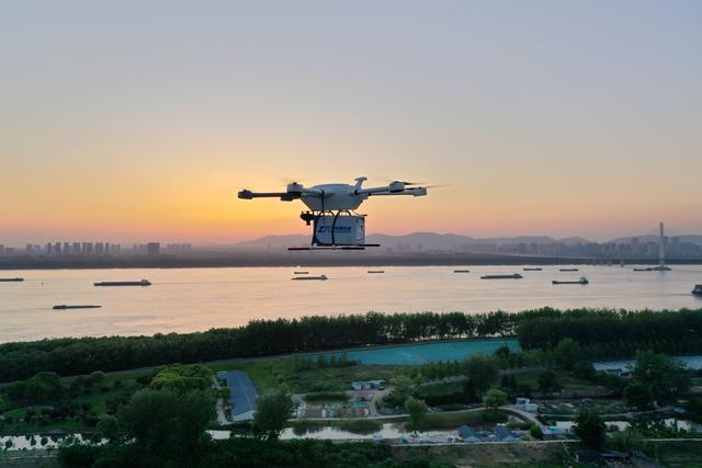 低空经济飞上新台阶：成本大幅下降，飞行器龙头看好三年内商业化运营