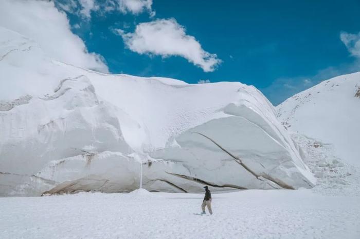 游客在克州冰川公园拍到雪崩壮观画面