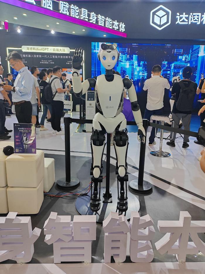 【专访】达闼机器人副总裁陈原：人形机器人到了价格下调时点，走向C端还需时间