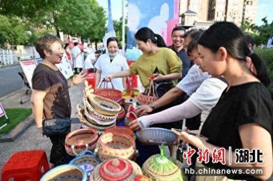 湖北咸宁：居民掌勺烹“大餐” 文明风尚进社区