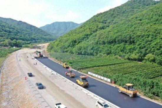 本桓高速公路十工区项目进入沥青路面施工阶段