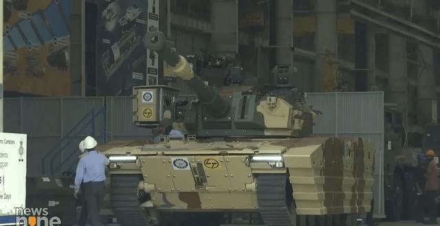 应对中国轻型坦克 印度展示新型高原坦克