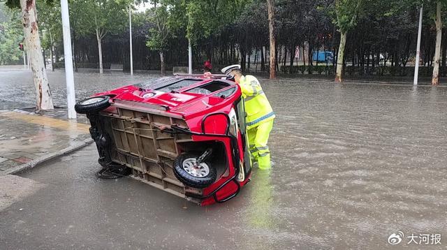 组图丨致敬暴雨中那抹荧光绿