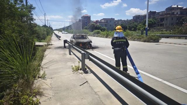 事发福建惠安！一新能源小车突发自燃！车上还有小孩……