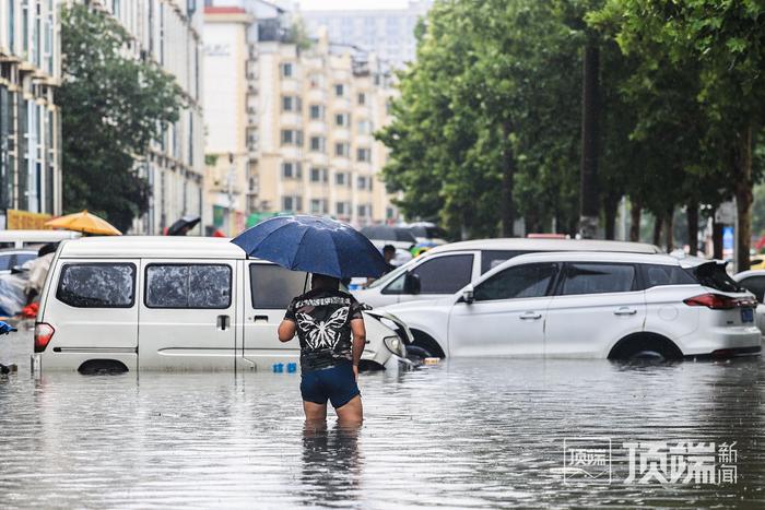 郑州国基路部分路段积水没过汽车引擎盖